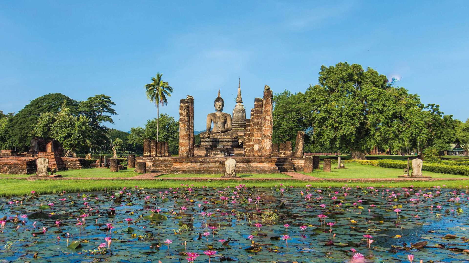 Temple Ruins Of Wat Mahathat, Sukhothai, Thailand 